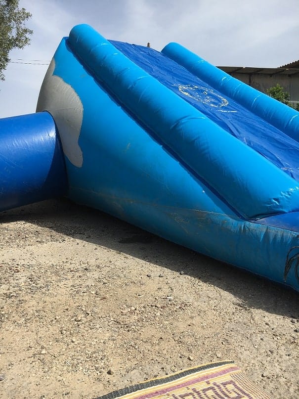 מגלשת מים כחולה לבריכה