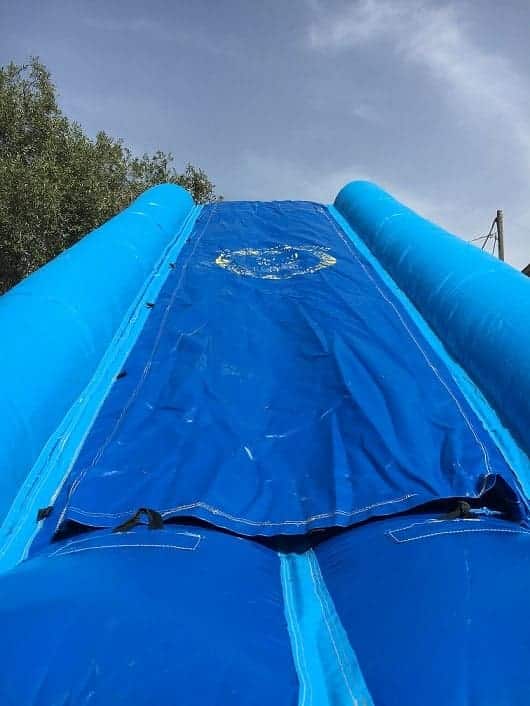 מגלשת מים כחולה לבריכה